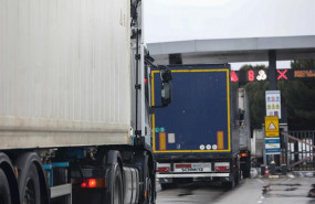 ep varios camiones esperan para pasar por el peaje de acceso a mercamadrid