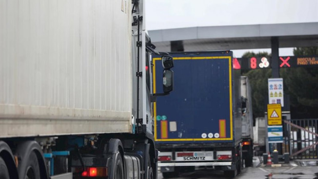 ep varios camiones esperan para pasar por el peaje de acceso a mercamadrid