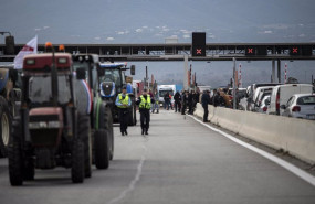 ep varios tractores de agricultores franceses durante el corte de la a 9 francesa en las
