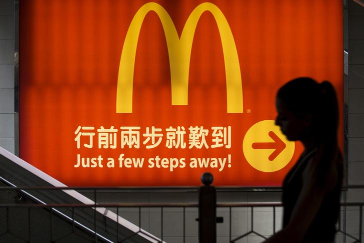 une-femme-passe-devant-une-prise-mcdonald-s-a-hong-kong-en-chine-le-25-juillet-2014 une-femme-passe-devant-une-prise-mcdonald-s-a-hong-kong-en-chine-le-25-juillet-2014