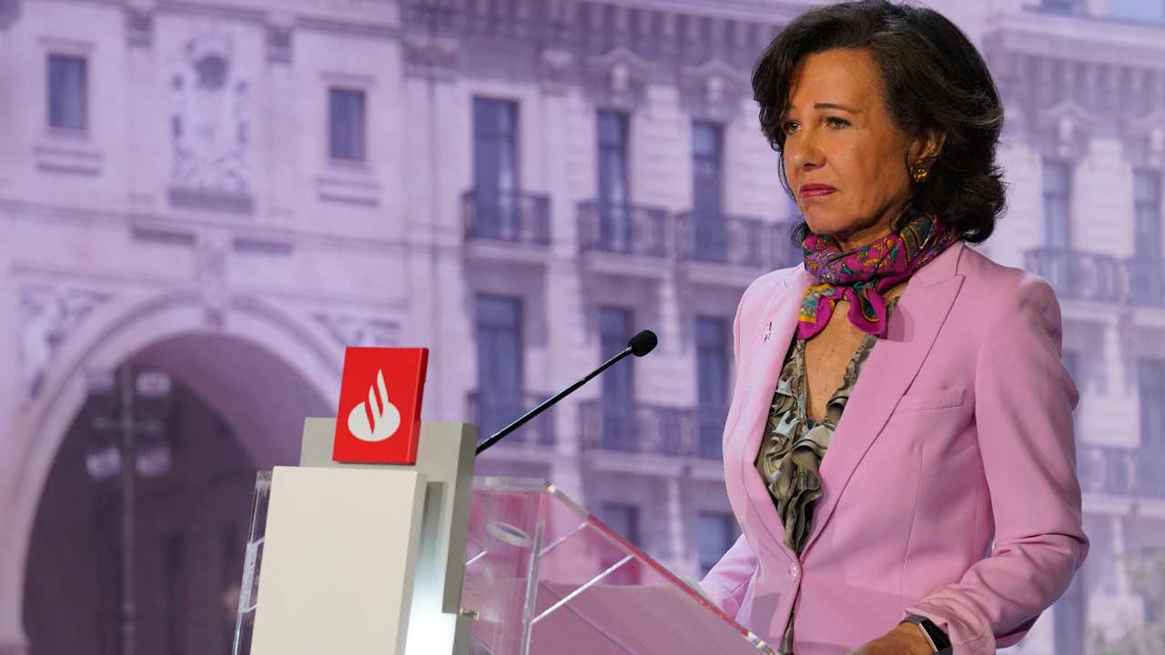 Santander se agarra como a un clavo ardiendo a los mínimos anuales