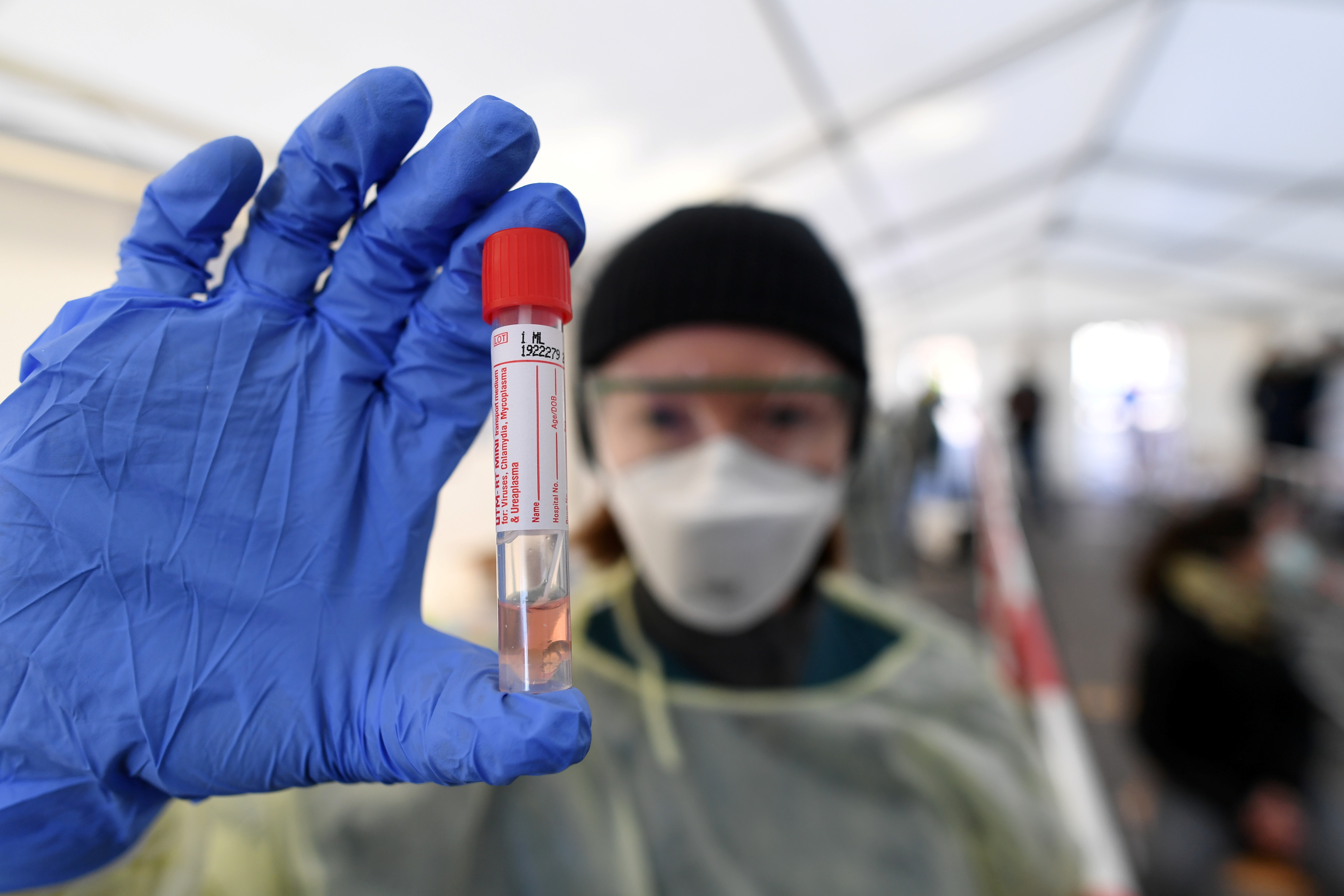 covid-19-coronavirus-un-personnel-medical-presente-un-prelevement-pris-dans-un-centre-de-tests-a-munich-en-allemagne