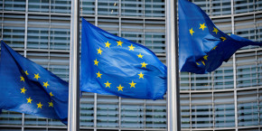 des drapeaux de l union europeenne flottent devant le siege de la commission europeenne a bruxelles 20240430131631 