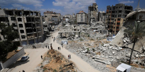 des palestiniens marchent pres des decombres de batiments a gaza 