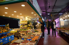 ep archivo   clientes en una fruteria de un mercado