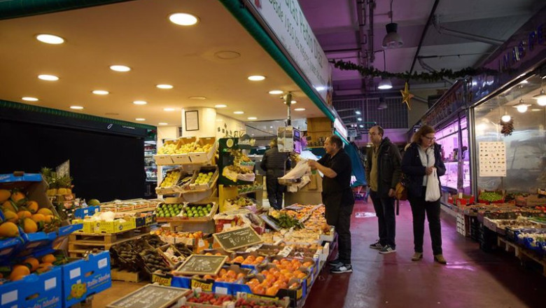 ep archivo clientes en una fruteria de un mercado ep archivo clientes en una fruteria de un mercado