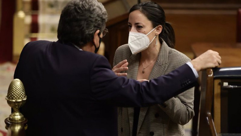 Archivo - El ministro de Inclusión, Seguridad Social y Migraciones, José Luis Escrivá, conversa con la responsable de la Secretaria Política de Podemos Andalucía y diputada, Isabel Franco, en una sesión plenaria en el Congreso | Eduardo Parra - Europa Press - Archivo ep archivo el ministro de inclusion seguridad social y migraciones jose luis escriva conversa con
