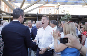 ep archivo el presidente del partido popular alberto nunez feijoo c saluda a su llegada a un acto ep archivo el presidente del partido popular alberto nunez feijoo c saluda a su llegada a un acto