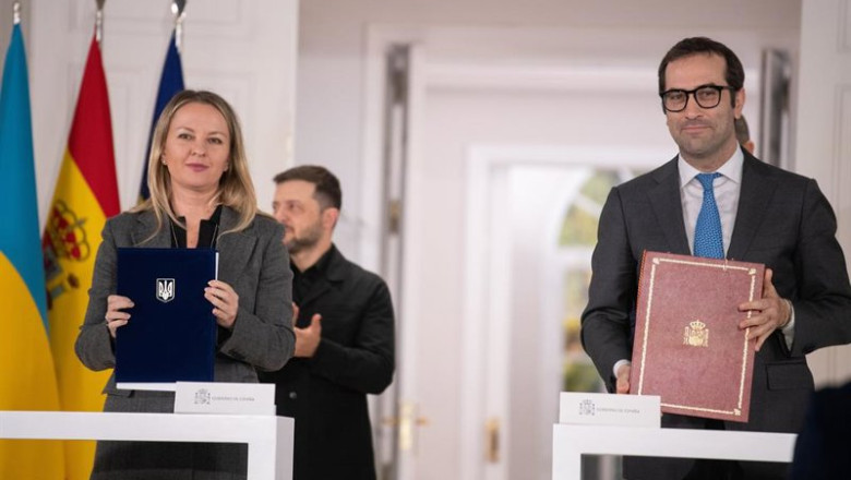 Archivo - La embajadora de Ucrania en España, Yuliia Sokolovska, y el ministro de Economía, Comercio y Empresa, Carlos Cuerpo, tras la reunión entre el presidente del Gobierno, Pedro Sánchez, y el de Ucrania, Volodímir Zelenski, en Moncloa; 18 de noviembr | Fernando Sánchez - Europa Press - Archivo ep archivo la embajadora de ucrania en espana yuliia sokolovska y el ministro de economia comercio