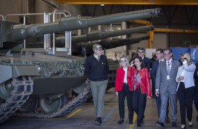 ep archivo   la ministra de defensa margarita robles c junto a unos tanques leopard en la planta de