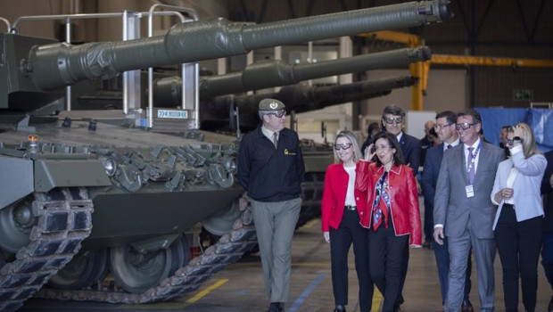 ep archivo   la ministra de defensa margarita robles c junto a unos tanques leopard en la planta de