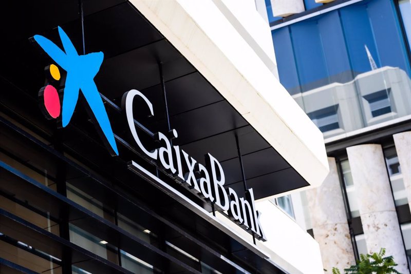 Barclays eleva ligeramente la valoración de CaixaBank y JP Morgan la de Sabadell