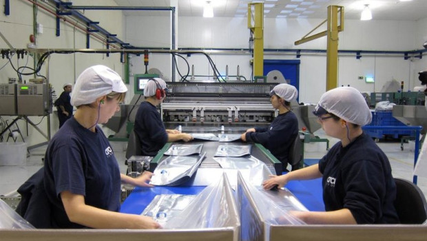 ep archivo   mujeres trabajando en una fabrica