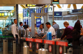 ep archivo   pasajeros en los filtros de seguridad de barajas