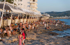 ep archivo turistas en la costa de ibiza ep archivo turistas en la costa de ibiza