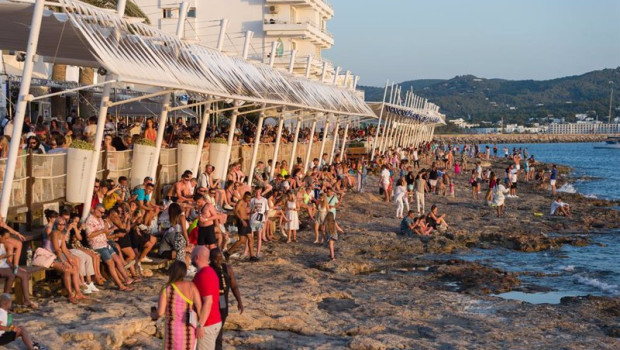 ep archivo   turistas en la costa de ibiza
