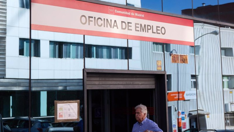 ep archivo un hombre pasa por la oficina del sepe de la calle miguel yuste a 2 de septiembre de ep archivo un hombre pasa por la oficina del sepe de la calle miguel yuste a 2 de septiembre de