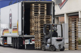 ep archivo un hombre trabaja transportando pales en el poligono industrial del madrileno barrio de ep archivo un hombre trabaja transportando pales en el poligono industrial del madrileno barrio de