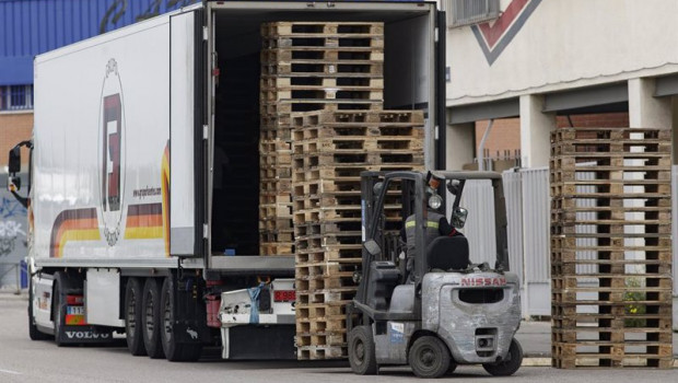 ep archivo   un hombre trabaja transportando pales en el poligono industrial del madrileno barrio de