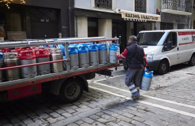 ep archivo   un repartidor deja bombonas de butano a un bar en pamplona