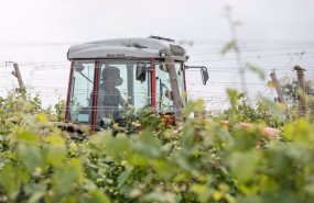 ep archivo   un trabajador montado en un tractor