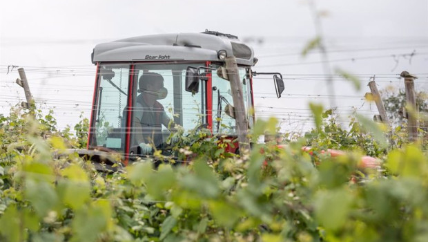 ep archivo   un trabajador montado en un tractor