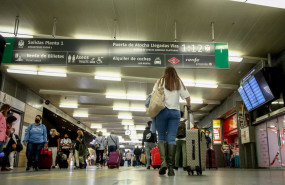 ep archivo   una mujer camina con su equipaje en la estacion de madrid puerta de atocha