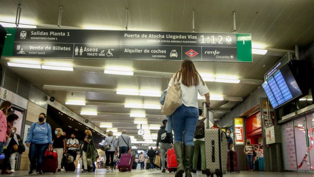 ep archivo una mujer camina con su equipaje en la estacion de madrid puerta de atocha ep archivo una mujer camina con su equipaje en la estacion de madrid puerta de atocha