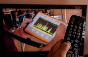 ep archivo una persona utiliza su mando de la television para buscar canales en madrid espana a 7 ep archivo una persona utiliza su mando de la television para buscar canales en madrid espana a 7