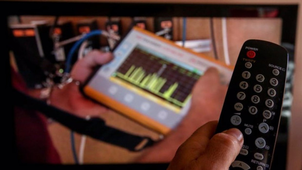 ep archivo una persona utiliza su mando de la television para buscar canales en madrid espana a 7 ep archivo una persona utiliza su mando de la television para buscar canales en madrid espana a 7