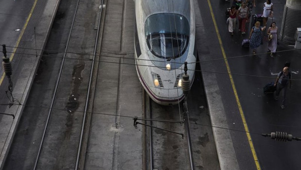 ep archivo   varias personas en el anden del ave en la estacion puerta de atocha