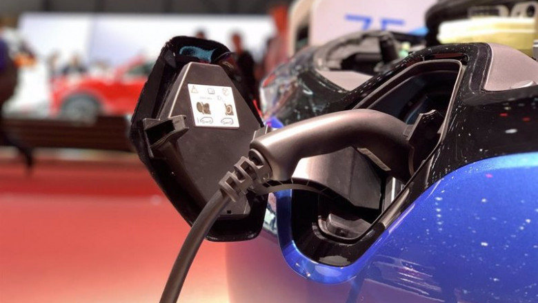 Archivo - Vehículo eléctrico cargando | EUROPA PRESS - Archivo ep archivo vehiculo electrico cargando 20220301143909