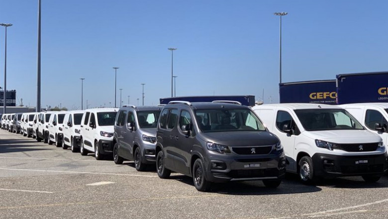 ep archivo   vehiculos preparados para exportacion en la planta de stellantis en vigo