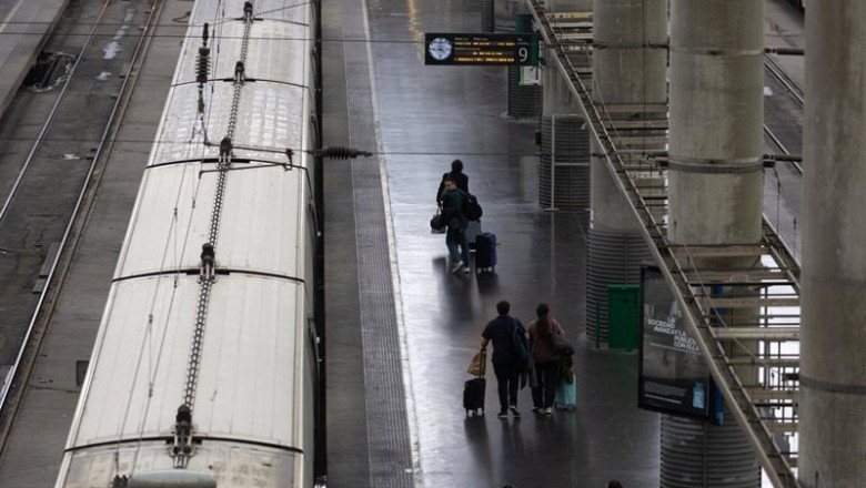 Archivo - Viajeros en la Estación de Atocha durante la operación salida por el puente de la Constitución, a 5 de diciembre de 2025 | Eduardo Parra - Europa Press - Archivo ep archivo viajeros en la estacion de atocha durante la operacion salida por el puente de la