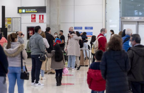 ep archivo   viajeros en la terminal t 4 del aeropuerto adolfo suarez madrid barajas