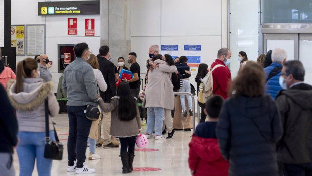 ep archivo   viajeros en la terminal t 4 del aeropuerto adolfo suarez madrid barajas