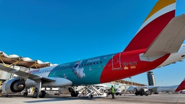 ep avion que ha presentado iberia tematizado de disneyland paris