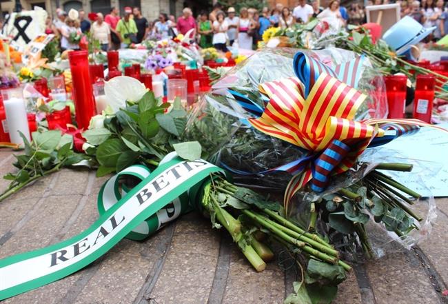 Betis flores homenaje víctimas atentado Barcelona Cambrils | REAL BETIS BALOMPIÉ ep betis flores homenaje victimas atentado barcelona cambrils