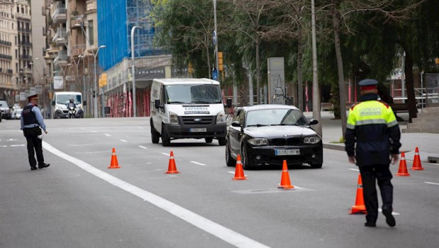ep dos mossos desquadra en un control de trafico en la calle balmes con la avenida diagonal de