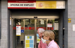 ep dos personas pasan por una oficina de empleo de madrid