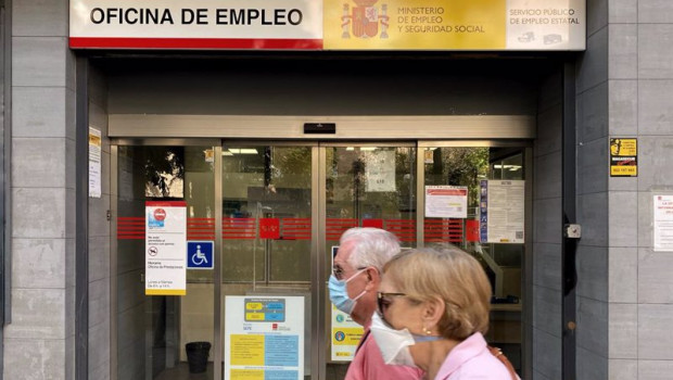 ep dos personas pasan por una oficina de empleo de madrid