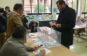ep el alcalde de valladolid oscar puente ejerce su derecho a voto en el colegio ponce de leon de la