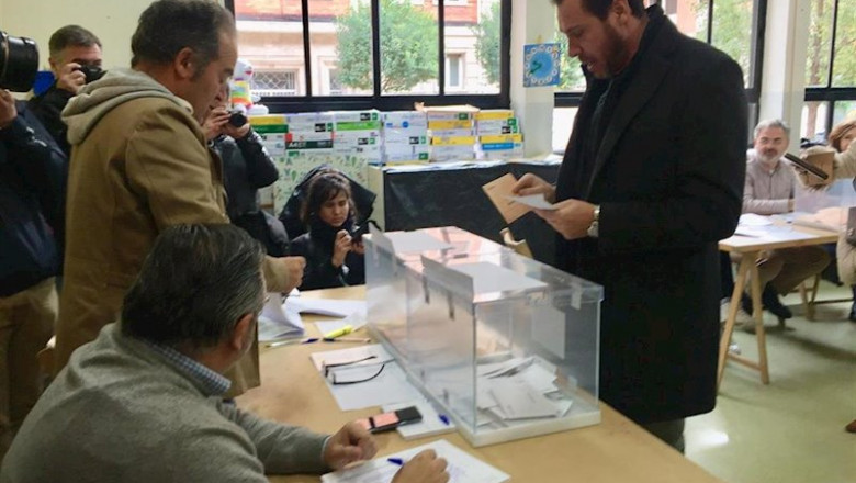 ep el alcalde de valladolid oscar puente ejerce su derecho a voto en el colegio ponce de leon de la