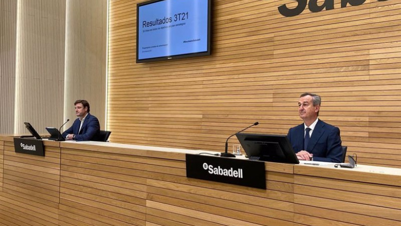 El ceo de Banco Sabadell, César González-Bueno, y el director financiero de la entidad, Leopoldo Alvear, en rueda de prensa. | EUROPA PRESS ep el ceo de banco sabadell cesar gonzalez bueno y el director financiero de la entidad leopoldo