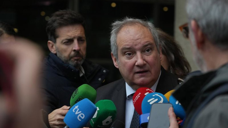 ep el ministro de industria y turismo jordi hereu atiende a los medios a su llegada al viii congreso