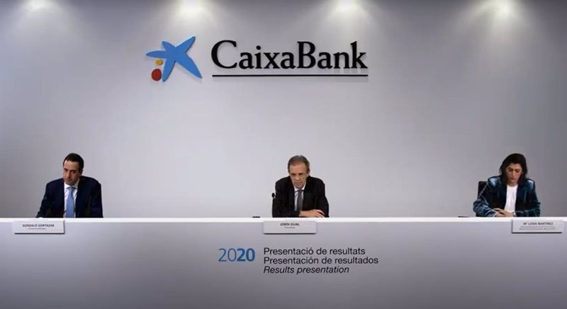 El presidente de CaixaBank, Jordi Gual; el consejero delegado, Gonzalo Gortázar, y la directora ejecutiva de comunicación, María Luisa Martínez, presentan en rueda de prensa los resultados de 2020, a 29 de enero de 2021. | CAIXABANK ep el presidente de caixabank jordi gual el consejero delegado gonzalo gortazar y la directora
