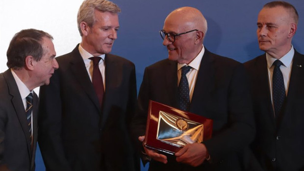 ep el presidente del banco sabadell josep oliu c recibe la medalla de oro de la confederacion de