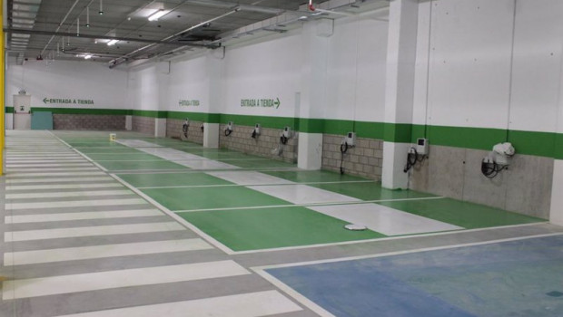 ep estacion de recarga de coches electricos en los centros de leroy merlin