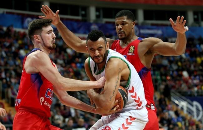 Hanga (Baskonia) y De Colo (CSKA Moscú) pelean por el balón | EUROLEAGUE ep hanga baskonia ycolo cska moscu peleanbalon