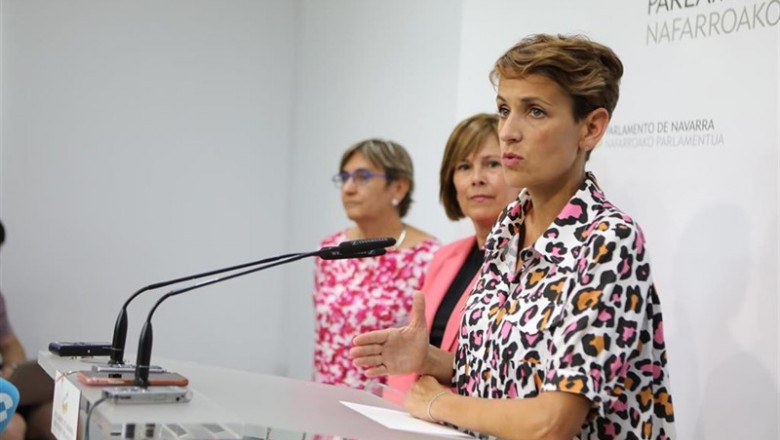 (I-D) La Coordinadora de Izquierda Unida de Navarra, Marisa de Simón; la jefa del Ejecutivo en funciones y líder de Geroa Bai, Uxue Barkos, y la secretaria general de PSN, María Chivite, durante la rueda de prensa tras cerrarse el preacuerdo entre PSN, Ge | David Domench - Europa Press ep i-d la coordinadoraizquierda unidanavarra marisasimon la jefaejecutivofuncioneslidergeroa bai uxue barkos ysecretaria generalpsn maria chivite duranteruedaprensacerrarsepreacuerdopsn ge